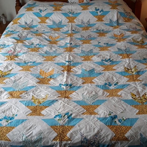 Other - Flower vase/bouquet pattern double sided quilt